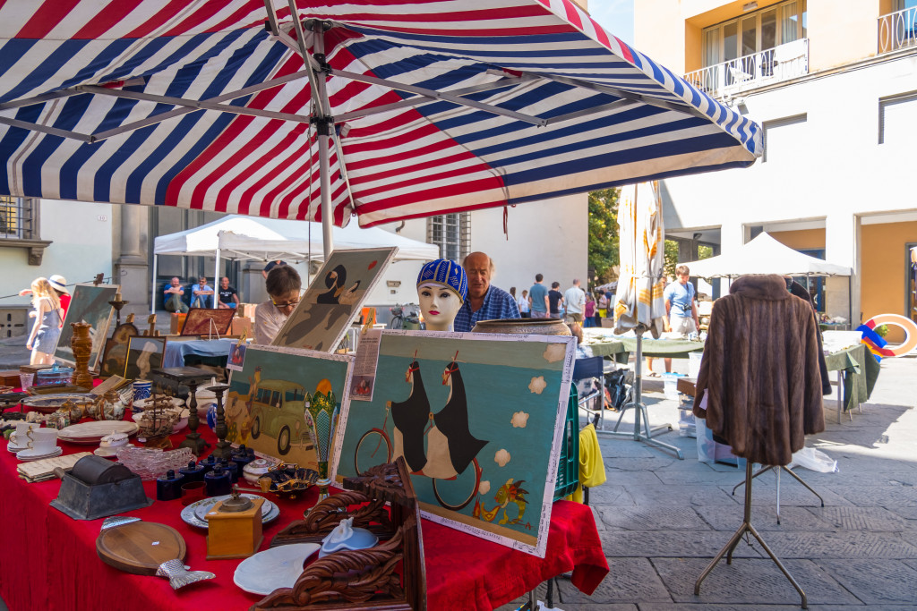 lucca tuscany market antique